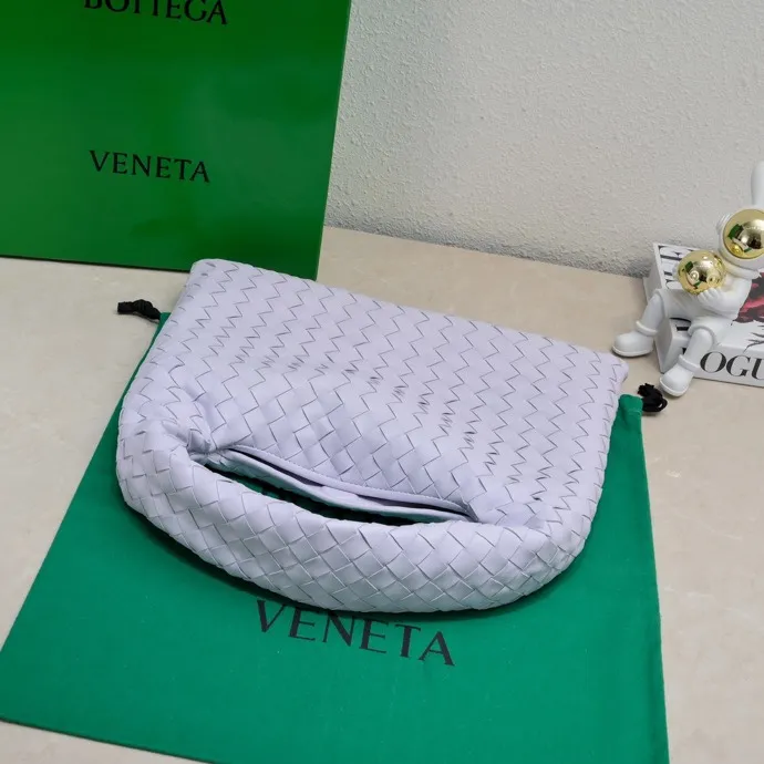 Batch 1860 #Bv new small HOP bag, the bag body and handles are made of a whole piece of woven leather. The bag body is soft and lazy. Hop symbolizes the praise of innovation and eternal craftsmanship [love]. The pyramid silhouette combines practicality and fashion. It is modern and casual. The double-sided closure design of the bag mouth is more convenient and safe! The cowhide texture also makes the bag more wear-resistant and durable. A must-have for fashionable ladies who like minimalism yet comfortable and casual! Size: 41x20.5x7.5, Model: 3966#
